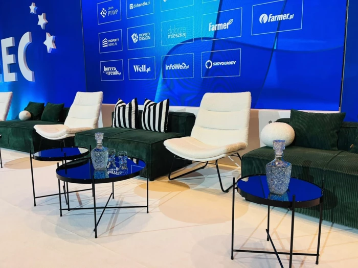 1 Welches Mobiliar für Pressekonferenzen ist die richtige Wahl?