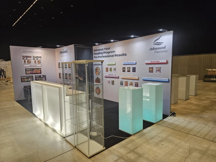 6 x 3m Stand mit Ausleger und Ständer